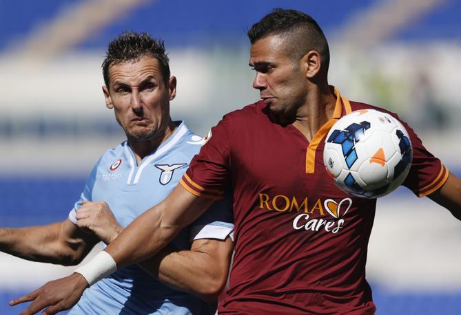 Leandro Castan contro Miroslav Klose. Reuters